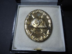 WWII GERMAN GOLD WOUND BADGE IN CASE image 1