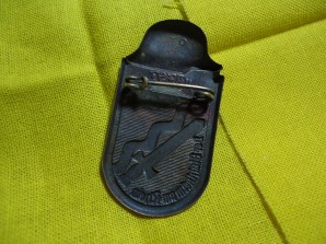 SCARCE NAZI BADGES – TWO TINNIES image 2