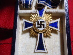 German Mother,s Cross in Gold-Cased image 3