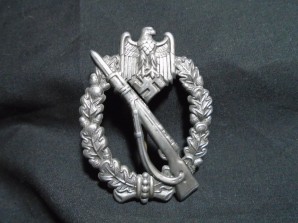 INFANTRY ASSAULT BADGE IN SILVER image 1