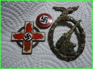 GERMAN BADGES GROUND DUG image 1