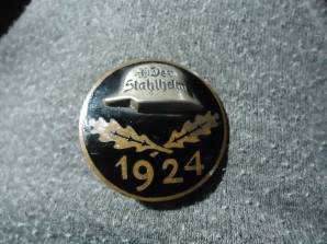 DER STAHLHELM 1924 MEMBER BADGE image 1