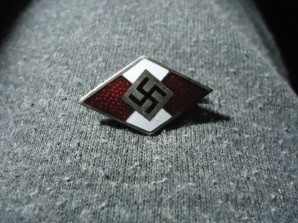 HITLER YOUTH MEMBER PIN M 165 image 1