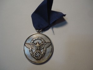 WW2 GERMAN POLICE 8 YEAR SERVICE MEDAL image 1